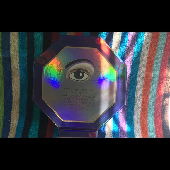 New! Daisy Fuentes Shimmer Eyeshadow 16 Palette - Picture 6 of 8